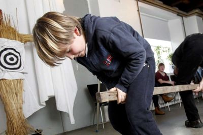 Henrik Ole Jensen (Arkiv). De gamle fastelavnslege var meget andet end at slå katten af tønden
