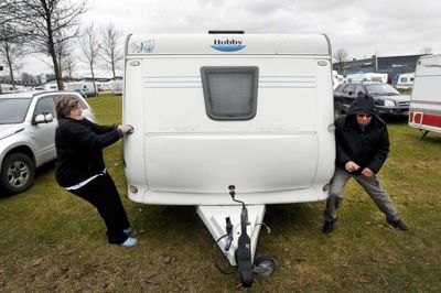Flemming Hansen. Susanne Clementsen og Finn Møller var ikke lang tid om at få deres campingvogn på plads. Men de har også rutinen, da de camperer året rundt.