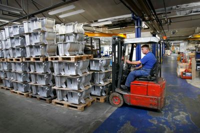 Der er cirka 230 ansatte hos Jydsk Aluminums Industri. Der skal snart ansættes flere, da man fra efteråret skruer op for produktionen af dele til BMW-motorcykler.