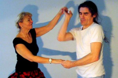Privat. Dans kan få et parforhold til at slå gnister, siger Jean-Paul Bardou, der her danser med sin kone, psykolog Jane Rubien.