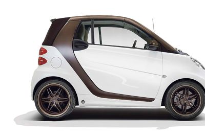 PR. Den specialdesignede smart kan opleves hos BoConcept på Engdahlsvej på søndag, hvor man kan se den røde tråd mellem bilen og den nye kollektion