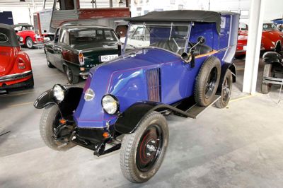 Tom Laursen. Autoforhandler Poul Erik Bendtsen er ejer af den sjældne apotekerbil, Renault KJ1, fra 1923. Han overtog den fra fabrikant J. Pagh Mørup, som havde den stående i sin virksomhed. Da d