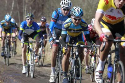 Henrik Ole Jensen. Frederik Thalund (i blå trikot) slider sig igennem "Den Gyldne Middelvej" ved Brande.