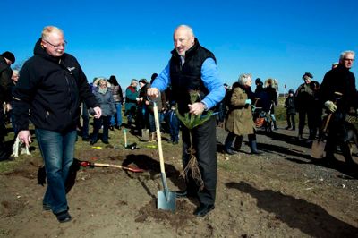 Henrik Ole Jensen. Chresten Dam Larsen plantede det først træ, der fremover skal bidrage med lidt læ vedsøbredden.