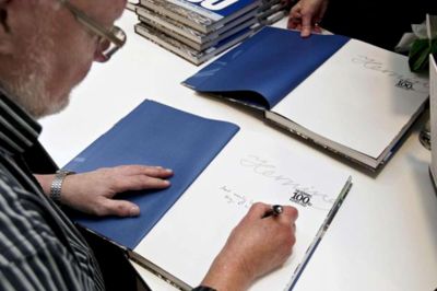 Tony Brøchner. Bøgerne er blevet revet væk, og de to forfattere, Kurt H. Jørgensen og Flemming Larsen(billedet) har fået signeret en god del af dem.