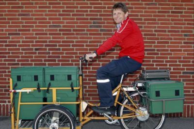 Henrik Ole Jensen. Så er el-cyklerne kommet til postfolkene Videbæk. Her er Søren Thomsen ved at øve lidt med cyklen.