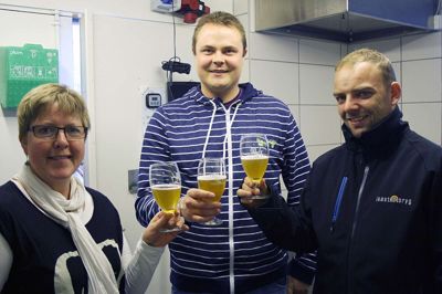 Kim Kristensen. Brygmester Mads Jensen (t.h.) siger tak for navneforslaget til Jasper Skou og Jonna Nielsen.