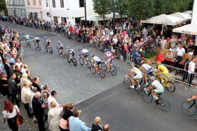 Tom Laursen (arkiv). Gadeløbet trækker traditionelt tusindvis af glade tilskuere til. Nu håber cykelklubben at kunne forlænge festen med et spektakulært motionsløb på moutinbikes