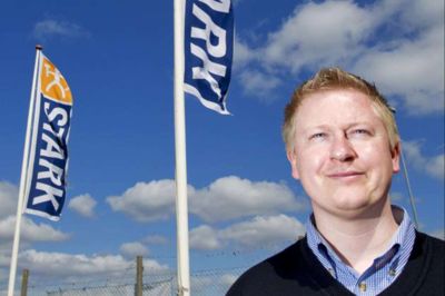 Tom Laursen. Martin Rasmussen er udlært ved Stark i Odense og har været i kæden afdelinger i Brande og Vejle. Derudover har han været ansat i tømrerfirmaerne Arne Danielsen i Brande og Bent Jensen i Herning.