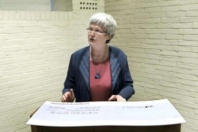 Der var store roser til planerne om at tranformere Textilforum har fået medvind, med den store check som Tinna Møbjerg, direktør for Museum Midtjylland, tog imod.