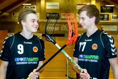 Tom Laursen. Simon Lauridsen (t.v.) og Mikkel Skov Nielsen har spillet floorball sammen i Sunds, siden de var U9-spillere. I dag er de sammen til A-VM for U19-landshold.