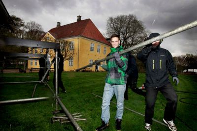 Henrik Ole Jensen. Vejrliget var noget ovre i den dystre ende i går formiddag, da frivillige fra Rockstjernen byggede den store scene op. Scenen skal i øvrigt bruges igen til Inside The Whale-koncert næste lørdag.