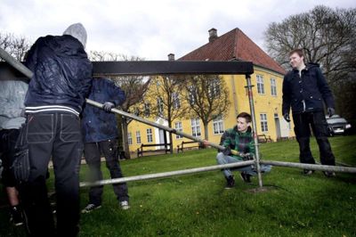 Henrik Ole Jensen. Her er folk i gang med at gøre klar til den store herregårdskoncert i dag, søndag.