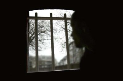 En 34-årig albansk mand, der blev anholdt i en bil af Midt- og Vestjyllands Politi, viste sig at være udvist i hele Schengen-området. Mandag blev han varetægtsfængslet, indtil han kan sættes på et fly til sit hjemland.