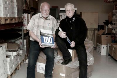 Henrik Ole Jensen. Flemming Larsen (t.v.) og Kurt H. Jørgensen har skrevet bogen Herning- 100 år som købstad. I slutningen af april kunne de vise den sidste halve palle bøger af deres bog frem, men der gik ikke mange dage før de også blev solgt.