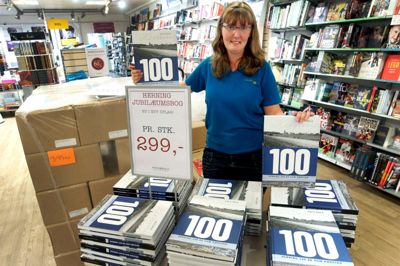 Flemming Hansen. Afdelingesleder Louise Pedersen med stakke af Herning100-jubilæumsbogen, som nu er udkommet i et nyt oplag. Arnold Busck boghandelen i Herning har sat sig på 800 eksemplarer. De rækker nok til hen over sommeren, skønner Louise Pedersen.
