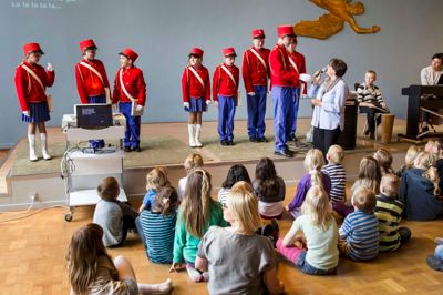 Tom Laursen. Det var et særligt indslag på morgensamlingen på Parkskolen, da otte elever viste deres nye uniformer fra Herning Garden frem for skolekammeraterne.