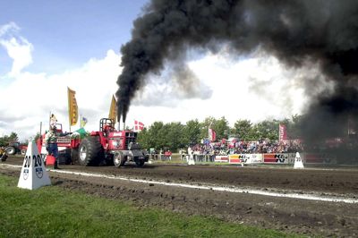 Arkiv. Til næste sommer vil der efter alt at dømme blive mulighed for at se de helt store maskiner blive sluppet løs på den kommende Tractor Pulling Arena ved Brande. Billedet her stammer fra Herning, hvor Tractor Pullingen i dag har arena.