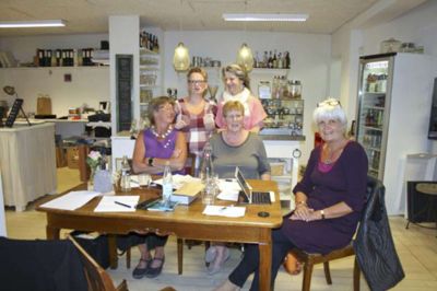 Privat. En strikkecafé er ikke det mest oplagte mål for hackere. Her sidder bestyrelsen: Det er Marianne sommer og Dina Blomstrand i baggrunden og Helle Kokholm, Ida Schlosser og Lisbet Rasmussen forrest
