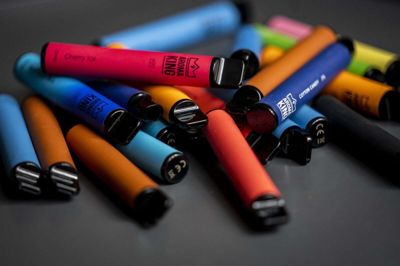 Puff bars, der ofte er forklædt og smager som slik og kan indeholde store mængder af nikotin, er ulovlige at sælge, købe og besidde i Danmark. (Arkivfoto).
