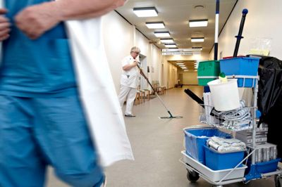 Tony Brøchner. Servicemedarbejder Laila Nymann Worm arbejder over hele sygehuset og er godt tilfreds med rengøringsjobbet.