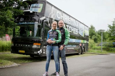 PR-foto. Christina Watches og Christina og Claus Hembo har netop investeret i en ny bus med blandt andet køkken, toilet og 18 sovepladser. Det kan dog vise sig at være unødvendigt, for hvis DCU ikke udtager cykelholdet til Danmark Rundt, er holdet lukningstruet.