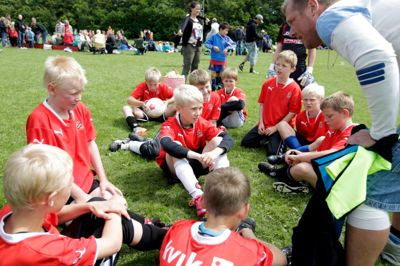 Tom Laursen. Igen i år samles masser af fodboldspillere til Kibæk Cup. Lørdag forventes der cirka 1700 spillere på banerne ved hallen.