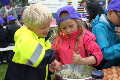 Jørn Roed. 32 børn fra SFOen Kahytten fra Aulum Kristine Friskole var torsdag til Landsskue, hvor de blandt andet selv lavede deres mad - fiskefrikadeller med remoulade og coleslaw. Frikadellerne blev stegt over bål.