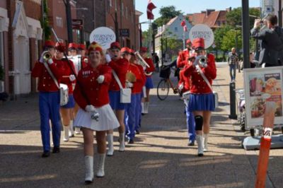 Herning Garden. Herning Garden marcherer ned af Frederikshavn gågade under deres opvisning i disciplinen bymarch