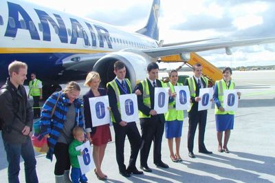 Privatfoto. Lille Storm med 6-tallet, sine forældre, Ryanairs nordiske salgs- og marketingchef Elina Hakkarainen, og fem besætningsmedlemmer fra flyet, der skulle transportere selskabets passager nummer 6.000.000 til Krakow.