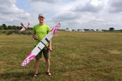 Peter Jessen. Stævneleder for VM i modelsvæveflyvning i Herning er Erik Dahl Christensen fra Modelflyvning Danmark. Det er modelsvævefly som det, han står med, der flyves med ved VM