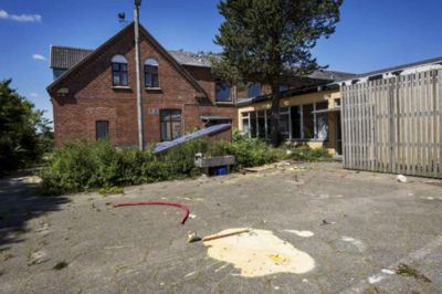 Tom Laursen. Tjørring Skole er hurtigt ved at knække sammen. Her har nogen moret sig med at kaste maling i gården