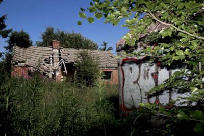 Henrik Ole Jensen. Vildnis, graffiti og affald præger den gamle bygning på vejen