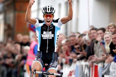 Tom Laursen (Arkiv). Mark Sehested Pedersen jubler over sejren sidste år. Blue Water-sprinteren er også med i aften