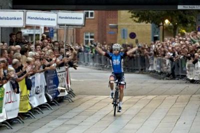 Tony Brøchner. Daniel Holm Foder sejrede efter suveræn solokørsel på de sidste 5 af de 33 omgange. Han stak af sted fra de fem øvrige udbrydere med et uimodståeligt ryk midt på Torvet.