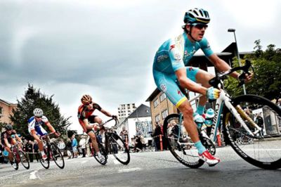 Tony Brøchner. Jakob Fuglsang komme ikke bare til Herning for at hæve en løncheck, men var i den grad med til at skabe løbet