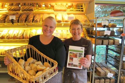 Hanne Øxenholt. Butiksassistentelev Christina Thaysen (tv.) får hjælp af bagerfrue Birthe Frøslev, når hun skal lave eksamensopgave i det nye koncept, der hedder at kombinere specialbrød med specialvarer inden for kødpålæg