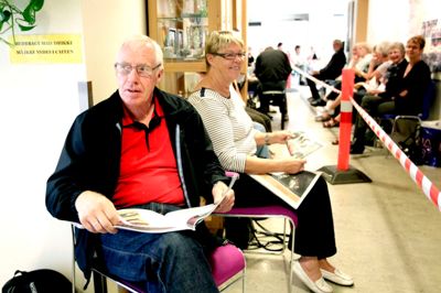 Tom Laursen. Koloritten midt i Herning er et populært mødested for ældre. Aktivitetscentret har omkring 800 medlemmer. Billedet her er fra tilmeldingen til udbuddet af aktiviteter forrige år, hvor der var lang kø fra morgenen af. Denne sæson bliver delt i to. Det første halve års aktiviteter vil ske i Nørregade 7. Resten af sæsonen bliver i nye rammer på Markedspladsen, når Koloritten flytter for at give plads for et nyt kulturhus