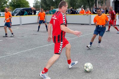 Henrik Ole Jensen. Der blev gået til den med gadefodbolden på Markedspladsen. 12 hold hjemløse fra Jylland dystede