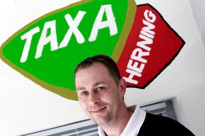 henrik ole jensen. Herning Kommunes ændringer af kørsel med skolebørn har ramt Herning Taxa hårdt. - Jeg kører selv 13-14 timer fem dage om ugen og overvejer nu, om jeg også bliver nødt til at køre i weekenderne, siger Lars Pedersen, formand for chaufførforeningen i Herning Taxa.