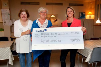 Henrik Ole Jensen. Frivillig Ulla Jensen (t.v.) og leder af Lyngblomsten Hanne Ottow modtog donationen på 25.00 kroner af bankrådsformand Ulla Diderichsen (V). Pengene skal bruges på at give værestedets brugere flere oplevelser