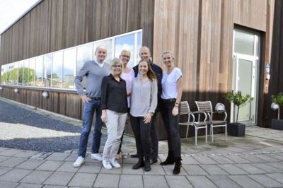 Christna Design London. De nye folk, som er flankeret af Claus og Christina Hembo, er forrest fra venstre Else-Maria Thomsen og Rikke Krøjgaard og bagerst Annette Mæng og Henrik Esborg.