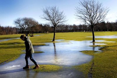 Flemming Hansen (Arkiv). Banen ved Herning Golf Klub, her skudt på en vinterdag, hvor vand og is fyldte store dele af græsset
