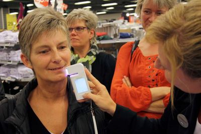 Kim Kristensen. Med hjælp fra en slags håndskanner, kunne Anette Mogensen fra Nivea blandt andet måle hudens fedt, fugtighed og pigmentforandringer. Lene Eis Jensen fra Bording var godt tilfreds med resultatet af hudanalysen. - Jeg troede egentlig, det ville værre være, udbrød hun