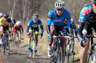 Henrik Ole Jensen (Arkiv). Mark Sehested Pedersen fra Blue Water Cycling suser henad Den Gyldne Middelvej ved Brande i årets Grand Prix Herning. Måske bliver der intet løb i 2014.