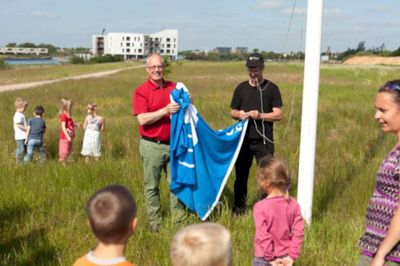 Toke Hage. 7. juni blev det Blå Flag hejst ved Fuglsang Sø. Finn Stengel Petersen (S) og biolog Søren Brandt måtte kort efter stryge flaget igen på grund af blågrønalger.