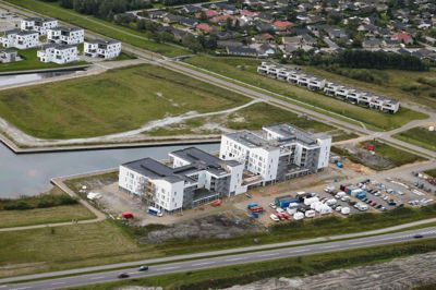 JFP. Det nye plejecenter er her fotograferet fra luften, hvorfra det tydeligt kan ses, at der er tale om et omfattende byggeri.