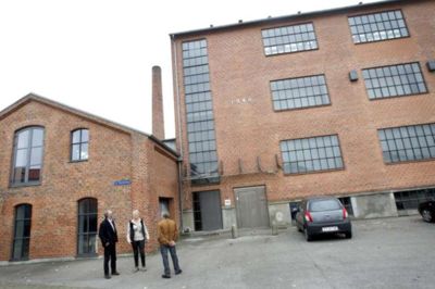 Flemming Hansen. Johs. Poulsen (R), museumsdirektør Tinna Møbjerg og formanden for museets styrelse, byrådsmedlem Per Sørensen (V), ved den bygning, der efter planen skal huse administration og forskning