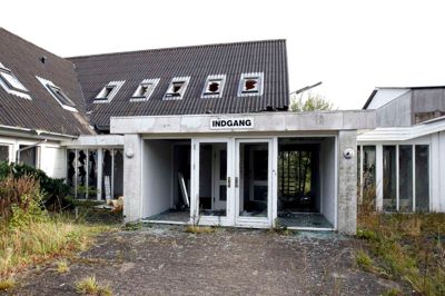 Tom Laursen. Den ramponerede og miserable ejendom på Frølundvej 50 har i mange måneder stået med sylespidse glasstumper i alle vinduer. Nu har byplanudvalget enstemmigt vedtaget, at der straks skal indledes en påbudssag mod ejeren
