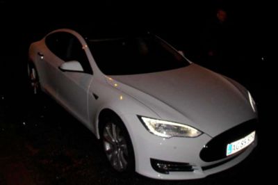 Jørgen Rasmussen. Ebbe Sommerlund prøver en Tesla S